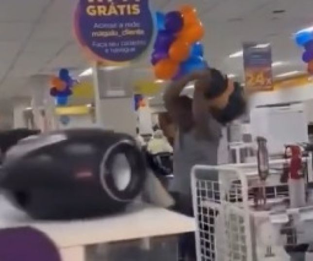 Cliente perde o controle após troca ser recusada e destrói produtos em loja do Magazine Luiza. VEJA VÍDEO