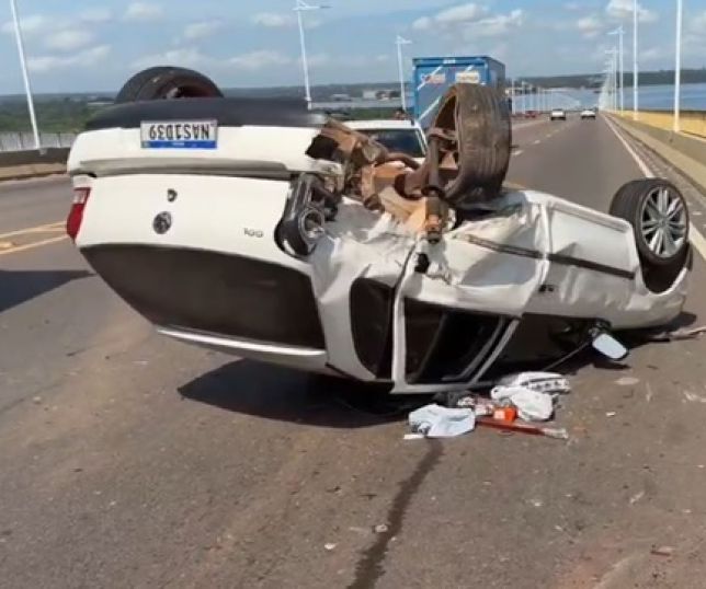 Violenta colisão provoca capotamento de carro na Ponte Rio Negro, Zona Oeste de Manaus. VEJA VÍDEO