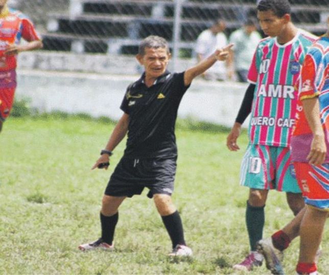 ADEUS AO HOMEM DO APITO: Morre Paulinho, árbitro que se tornou símbolo do Peladão no Amazonas