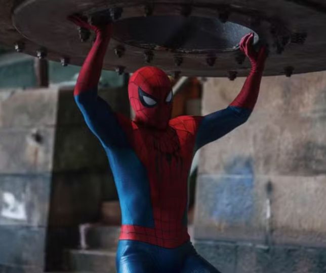 Tom Holland revela problema inusitado com traje do Homem-Aranha: 'Aquilo fede'