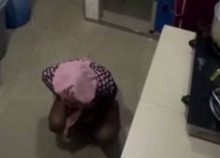 Mulher instala câmera escondida e flagra funcionária urinando em panela na cozinha. VEJA VÍDEO