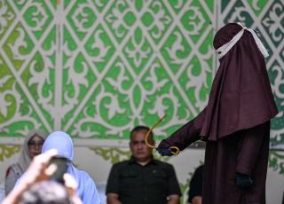 Mulher recebe chibatadas em praça pública por 'obscenidade' em live e desmaia na Indonésia