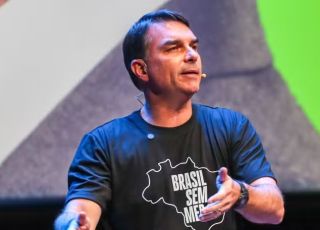 Flávio Bolsonaro diz aos EUA que Pix não substitui cartão e sugere limitar conexão com sistemas não ocidentais