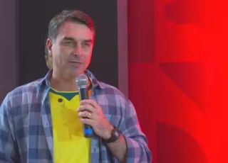Flávio diz que Lula quer tarifaço e acusa presidente de tentar usar crise com EUA politicamente