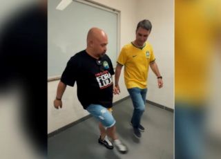 Flávio Bolsonaro dança funk com influenciador e brinca sobre críticas às suas coreografias. VEJA VÍDEO