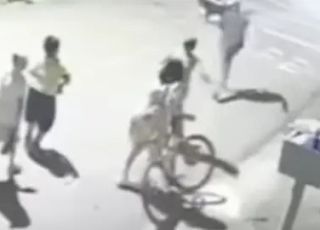 Criminoso tenta assaltar mulher, mas acaba espancado por mãe, filha e avó; vídeo mostra reação. VEJA 