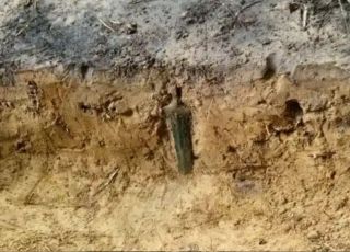Espada de 2.700 anos é encontrada cravada no solo e intriga arqueólogos na Polônia