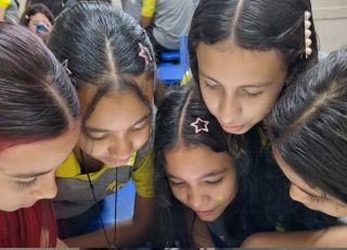 Alunos de Manaus criam livro com novas palavras para reinventar a linguagem do futebol