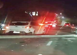 Motorista perde controle da direção de carro em alta velocidade e derruba poste na Avenida do Turismo, Zona Oeste de Manaus. VEJA VÍDEOS