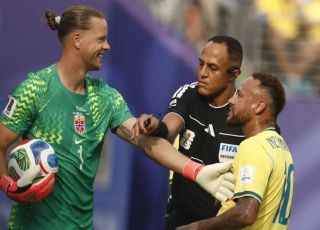 Dublagem revela suposto diálogo entre Neymar e goleiro em cobrança de pênalti contra a Noruega. VEJA VÍDEO 