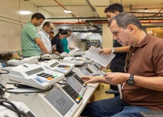 TRE-AM testa 275 urnas eletrônicas em simulado nacional para garantir segurança das Eleições 2026