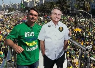 Flávio Bolsonaro chama operação da Polícia Federal contra Jair Bolsonaro de ''cortina de fumaça'' e critica ação
