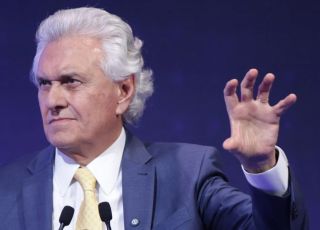 Caiado provoca Flávio Bolsonaro e afirma que senador perdeu força política para disputar Presidência