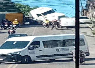 Carreta tomba e quase atinge carros e motocicleta em ladeira no bairro Monte das Oliveiras, Zona Norte de Manaus. VEJA REPORTAGEM DO 'PORTAL DO ZACARIAS' AO VIVO