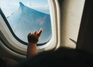ANAC garante que menores de 16 anos devem viajar ao lado de responsáveis sem pagar taxa extra