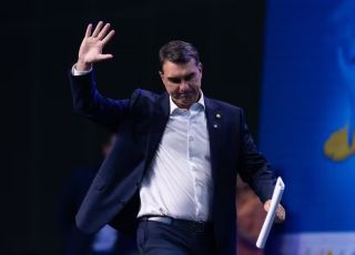 Após tensão, Flávio Bolsonaro diz que Michelle pensa igual a ele e espera apoio