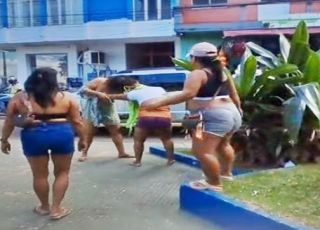 Duas mulheres disputam cliente na “porrada” em praça pública no Centro de Manacapuru, Região Metropolitana de Manaus. VEJA VÍDEO