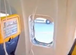 Pânico nas alturas: passageiro quase é sugado para fora de avião após janela se soltar durante voo. VEJA VÍDEO