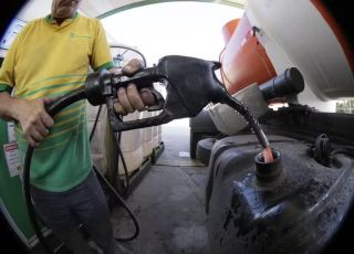 Suspensão do diesel russo acende alerta no Brasil e pode pressionar preços dos combustíveis