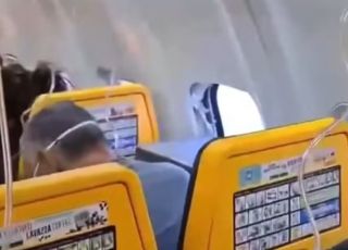Mulher salva marido após ele ser parcialmente sugado por janela de avião durante voo