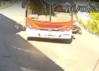 Ônibus da linha 094 atropela motociclista de aplicativo em curva movimentada no bairro Nova Vitória, Zona Leste de Manaus. VEJA VÍDEO