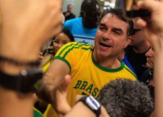 Aliados cobram estratégia e criticam falta de coordenação nas redes sociais de Flávio Bolsonaro