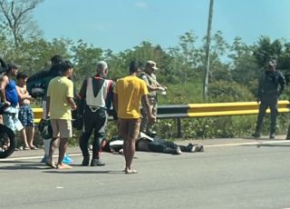 Motociclista fica gravemente ferida após colisão na AM-070; motorista abandona carro e foge. VEJA VÍDEO