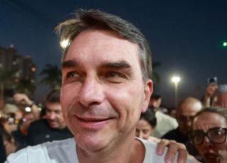Maria da Penha é 'pedaço de papel' que não defende mulher, diz Flávio