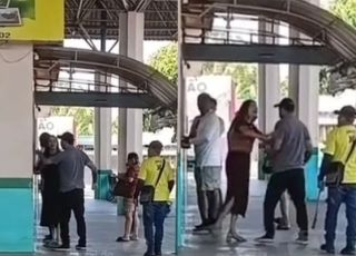 Homem é flagrado tentando agredir funcionários em terminal rodoviário de Itacoatiara. VEJA VÍDEO