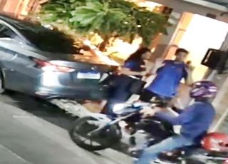 Motoqueiro dispara tiro e assalta casal na porta de residência no bairro Nossa Senhora das Graças, Zona Centro-Sul de Manaus. VEJA VÍDEO