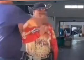Cena chocante: artista é agredido durante repente em mercado público do Piauí. VEJA VÍDEO
