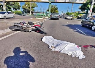 Idosa é atropelada por motocicleta e morre na avenida Darcy Vargas, bairro Chapada, Zona Centro-Sul de Manaus. VEJA VÍDEO