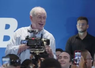 Ciro Gomes avalia apoiar Caiado ou Renan Santos na disputa presidencial após crise entre Flávio e Michelle Bolsonaro