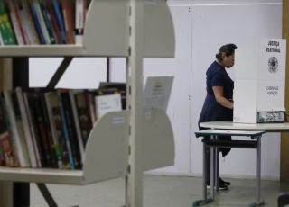 Mulheres seguem maioria no eleitorado brasileiro e representam quase 53% dos votantes em 2026