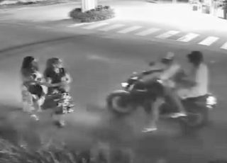 Câmera de segurança filma motoqueiros assaltando duas mulheres no bairro Jauary, município de Itacoatiara, Região Metropolitana de Manaus. VEJA VÍDEO