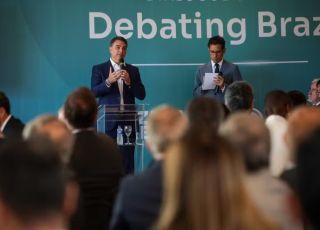 Flávio Bolsonaro revive estratégia de Jair Bolsonaro sobre urnas e pode perder espaço fora da base bolsonarista