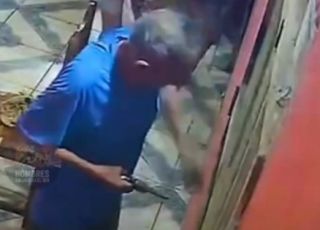 Idoso de 80 anos enfrenta cinco criminosos armados e coloca assaltantes para correr durante invasão. VEJA VÍDEO