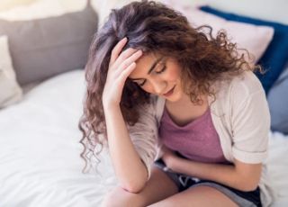 Dor menstrual forte não é normal: endometriose pode passar décadas sem diagnóstico