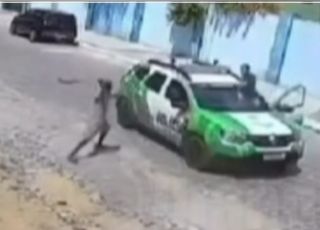 BIZARRO! Homem é baleado após avançar com foice contra policiais durante abordagem no Ceará. VEJA VÍDEO