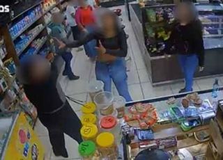 CONFUSÃO! Troca de salgado vira pancadaria em padaria e câmera flagra briga entre cliente e atendente. VEJA VÍDEO