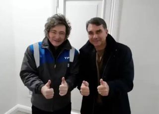 Javier Milei confirma presença em convenção que lançará candidatura de Flávio Bolsonaro