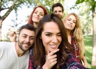 Você é do tipo que foge na hora da foto em grupo? Psicologia explica o comportamento