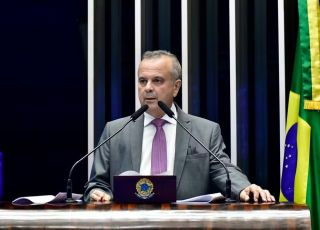 Coordenador de pré-campanha nega que Flávio esteja tentando imprimir 'estilo Jair' após desgastes