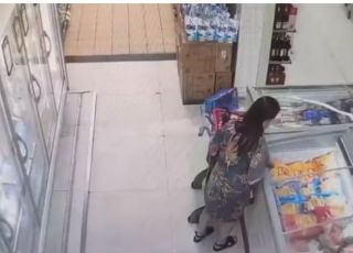 FEZ A WINONA? Médica é presa em flagrante após ser flagrada por câmeras furtando produtos em supermercado no Rio de Janeiro. VEJA 