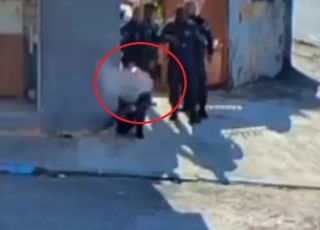 Tiro passa a centímetros da cabeça de policial durante confronto no Complexo do Alemão. VEJA VÍDEO