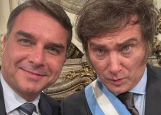 Javier Milei participa de convenção que oficializa Flávio Bolsonaro como candidato à Presidência
