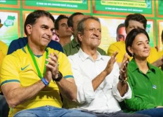 Flávio Bolsonaro é lançado oficialmente como candidato do PL à Presidência em convenção com apoio de Milei e líderes da direita