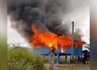 Casa é destruída por incêndio de grandes proporções na comunidade do Gama, no interior do Amazonas. VEJA VÍDEO