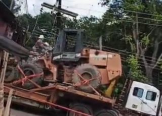 Carreta que transportava tratores derruba poste de energia e interdita avenida na Zona Oeste de Manaus. VEJA VÍDEO