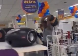 Cliente perde o controle após troca ser recusada e destrói produtos em loja do Magazine Luiza. VEJA VÍDEO